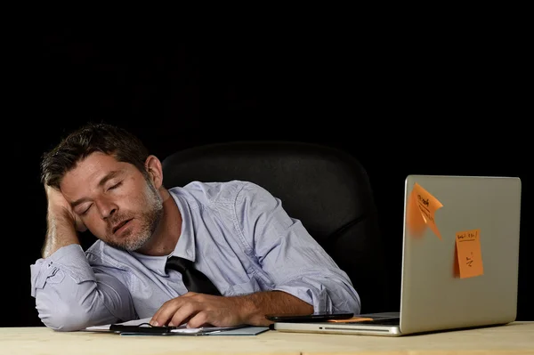 Hombre de negocios durmiendo desperdiciado cansado en la oficina escritorio de la computadora en largas horas de trabajo — Foto de Stock