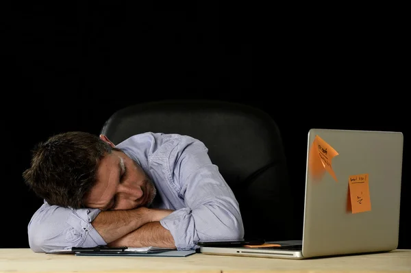 Hombre de negocios durmiendo desperdiciado y cansado en escritorio de la computadora de la oficina en largas horas de trabajo —  Fotos de Stock