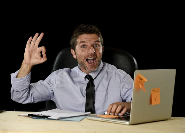 Retrato corporativo feliz empresário bem sucedido sorrindo na mesa de escritório trabalhando com computador portátil — Fotografia de Stock