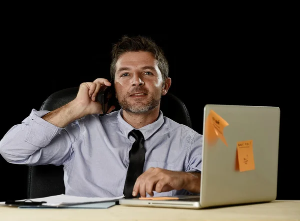 Gelukkige succesvolle zakenman glimlachend op kantoorcomputer Bureau Wi — Stockfoto