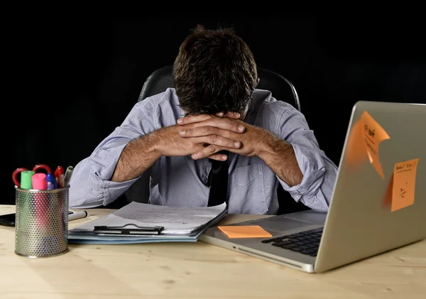 Vermoeide zakenman lijdt werkstress verspilde bezorgd bezig in kantoor laat in de nacht met laptop computer — Stockfoto