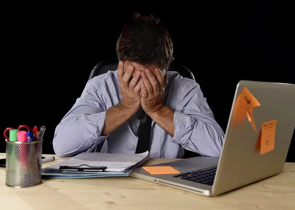 Vermoeide zakenman lijdt werkstress verspilde bezorgd bezig in kantoor laat in de nacht met laptop computer — Stockfoto