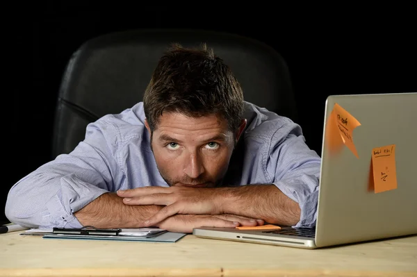 Vermoeide zakenman lijdt werkstress verspilde bezorgd bezig in kantoor laat in de nacht met laptop computer — Stockfoto