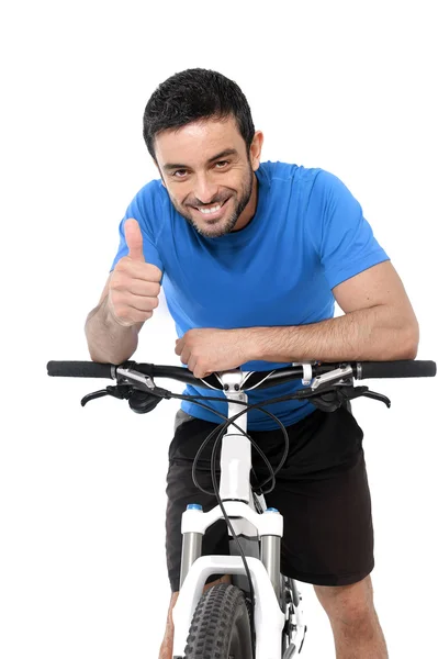 Atractivo deporte hombre montar bicicleta de montaña entrenamiento dando pulgar hacia arriba —  Fotos de Stock