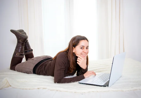 Wanita latin rambut coklat bahagia bekerja pada laptop-nya — Stok Foto