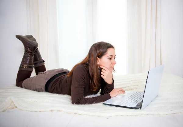 Šťastný hnědé vlasy Latinské žena pracující na svém laptopu — Stock fotografie