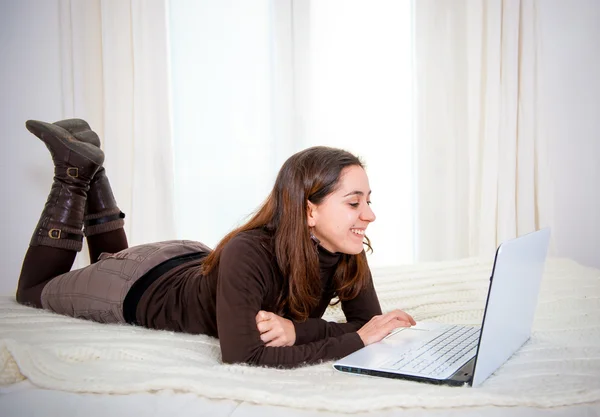 Cabelo marrom feliz mulher latina trabalhando em seu laptop — Fotografia de Stock