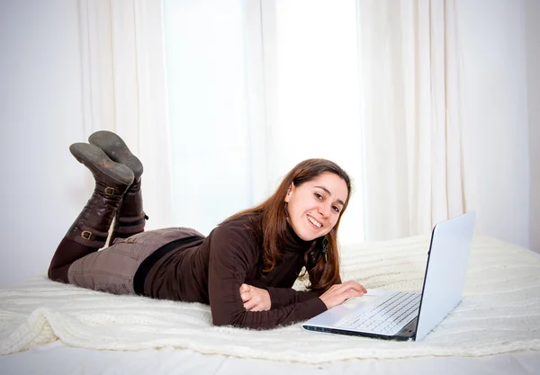 Glücklich braune Haare lateinische Frau arbeitet an ihrem Laptop — Stockfoto