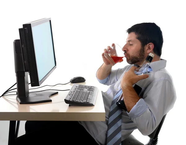 Alkoholowy biznes człowiek picia whisky siedzi pijany w biurze z komputera — Zdjęcie stockowe