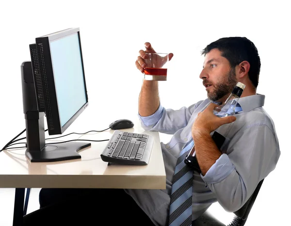 Alcoholic business man drinking whiskey sitting drunk at office with computer — Stock Photo, Image