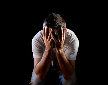 umutsuz adam duygusal acı, keder ve derin depresyon acı