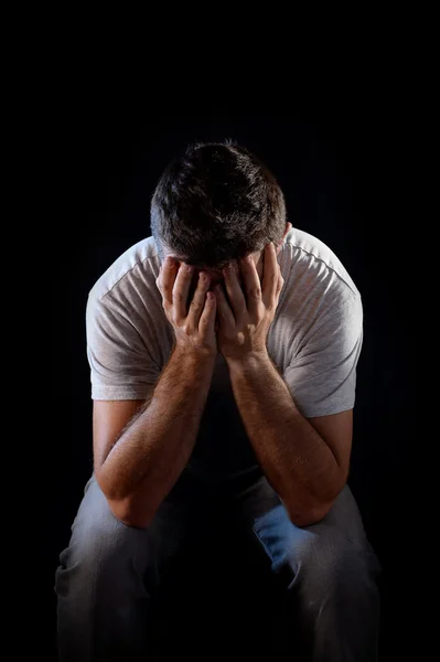 Verzweifelter Mann mit emotionalen Schmerzen, Trauer und tiefer Depression — Stockfoto