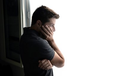 çekici adam duygusal kriz ve depresyon acı pencereden bakan