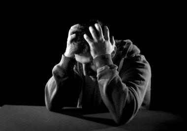 umutsuz adam duygusal acı, keder ve derin depresyon acı