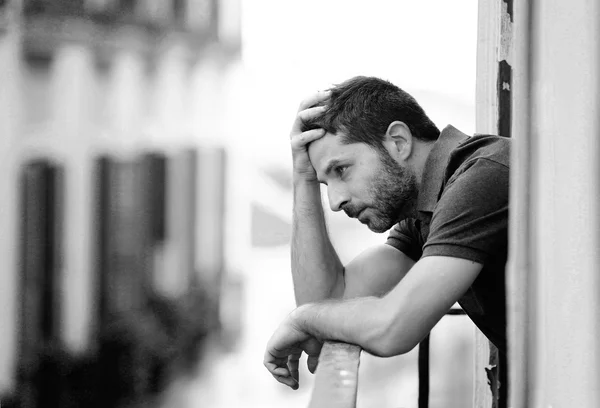 Anak muda di balkon dalam depresi menderita krisis emosional dan kesedihan — Stok Foto
