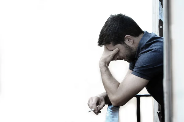 Junger Mann auf Balkon in Depressionen leidet unter emotionaler Krise und Trauer — Stockfoto