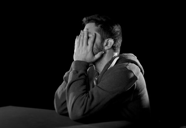 отчаянный человек страдает эмоциональной болью, горем и глубокой депрессией
