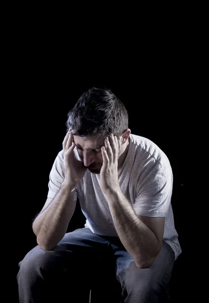 Hombre desesperado que sufre dolor emocional, dolor y depresión profunda —  Fotos de Stock