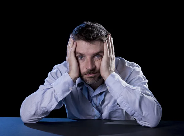 Homem de negócios desesperado sofrendo dor de cabeça, dor emocional, tristeza e depressão profunda — Fotografia de Stock