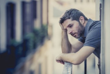  balkon duygusal kriz acı depresyon, genç adam