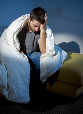 genç görünümlü bir adam ruhsal bozukluk ya da depresyon acı hasta