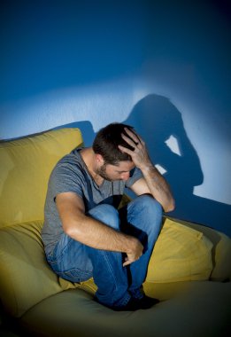 genç görünümlü bir adam ruhsal bozukluk ya da depresyon acı hasta