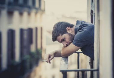 balkon duygusal kriz acı depresyon, genç adam