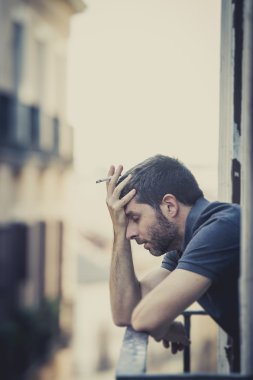 balkon duygusal kriz acı depresyon, genç adam