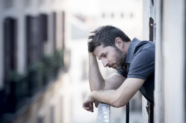 Mladý muž na balkóně v depresi trpí emocionální krizi — Stock fotografie