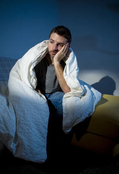 Jeune homme malade qui souffre de troubles mentaux ou de dépression — Photo