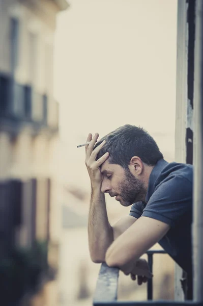 感情的な危機に苦しんでいるうつ病のバルコニーで若い男 — ストック写真