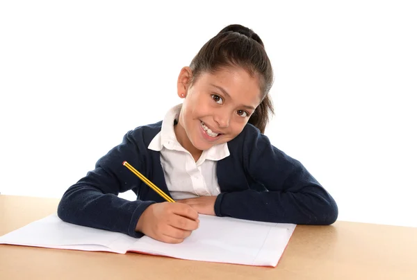 Menina latina feliz com bloco de notas sorrindo de volta para a escola e conceito de educação — Fotografia de Stock