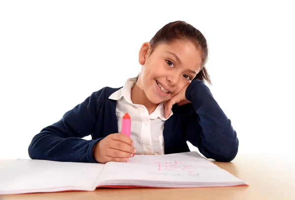 Niña latina feliz con bloc de notas sonriendo de vuelta a la escuela y el concepto de educación — Foto de Stock