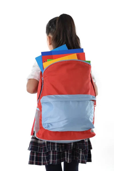 Çantanı okul malzeme dolu ya da çok ağır sırt çantası taşıyan küçük kız — Stok fotoğraf