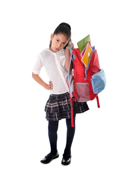 Douce petite fille portant un sac à dos ou un cartable très lourd rempli de matériel scolaire — Photo