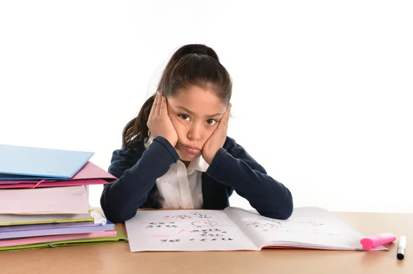 Douce petite fille ennuyée sous le stress avec une expression du visage fatigué — Photo