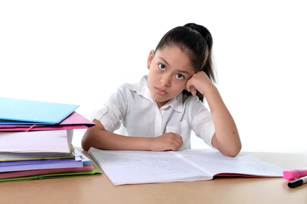 Douce petite fille ennuyée sous le stress avec une expression du visage fatigué — Photo