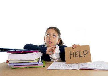 Tatlı küçük kız nefret okul kavramı yardım isteyen stres altında sıkılmış.