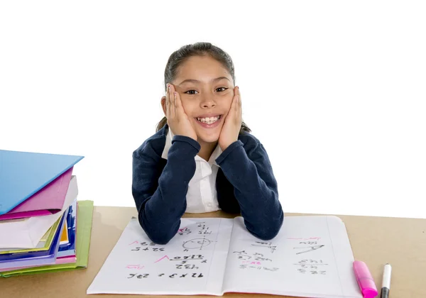 Menina latina feliz com bloco de notas sorrindo de volta para a escola e conceito de educação — Fotografia de Stock