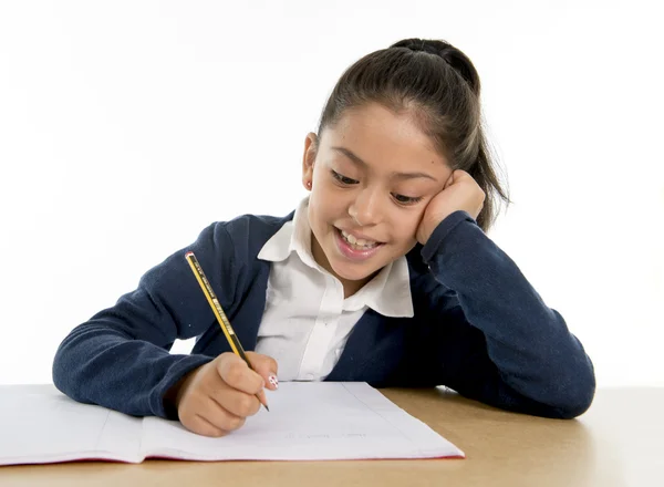 Menina latina feliz com bloco de notas sorrindo de volta para a escola e conceito de educação — Fotografia de Stock