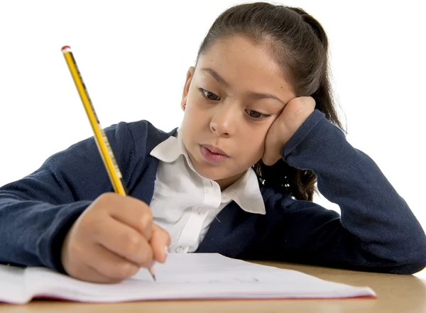 Heureux latino petite fille écriture dans retour à l'école et l'éducation concept — Photo