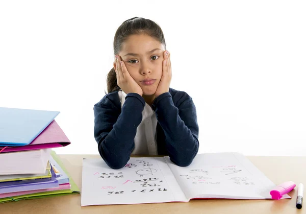 Dulce niña aburrida bajo estrés con una expresión de cara cansada — Foto de Stock