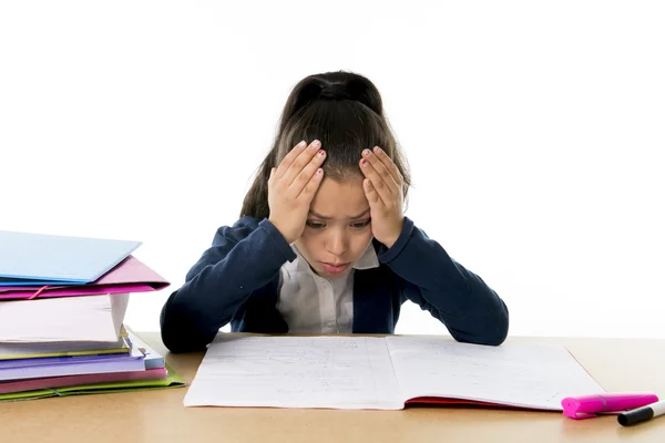 Lief klein meisje verveeld onder stress met een expressie moe gezicht — Stockfoto