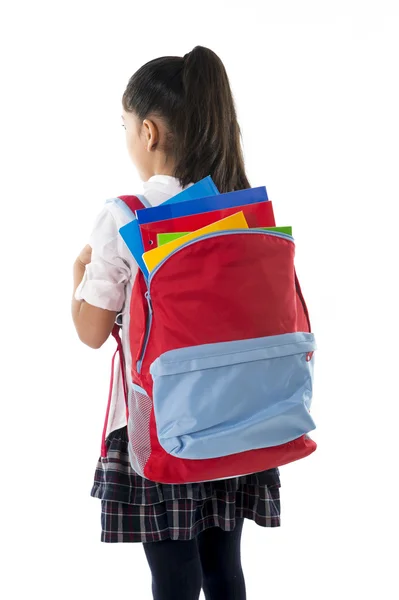 Sladká malá školačka velmi těžký batoh nebo školní plné — Stock fotografie