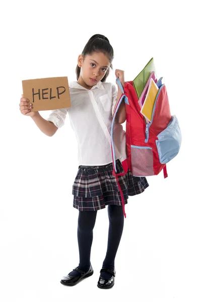 Süßes kleines Mädchen mit schwerem Rucksack oder Schultasche voll — Stockfoto