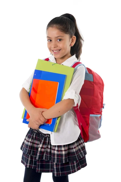 Çantanı sırt çantası ve gülümseyerek kitap taşıyan sevimli küçük okul kız — Stok fotoğraf
