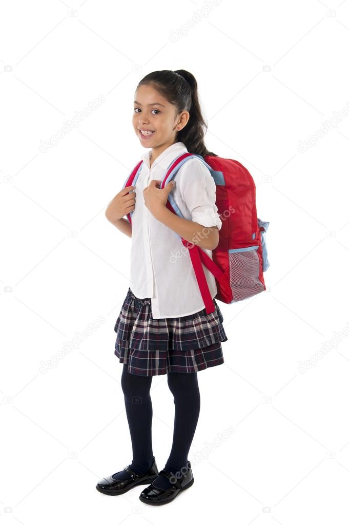 Colegiala en uniforme escolar con mochila escolar colegiala estudiante  adolescente sostiene mochila sobre fondo amarillo aislado