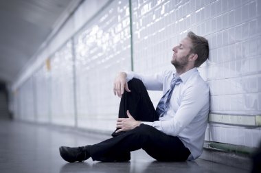depresyon zemin sokak metro üzerinde oturan genç işadamı kaybetti
