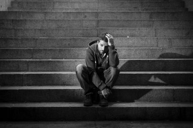 depresyon zemin beton sokak merdivenlerde oturan genç adam kaybettim