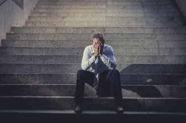 depresyon sokak beton merdivenlerde oturan işadamı ağlayarak kaybetti